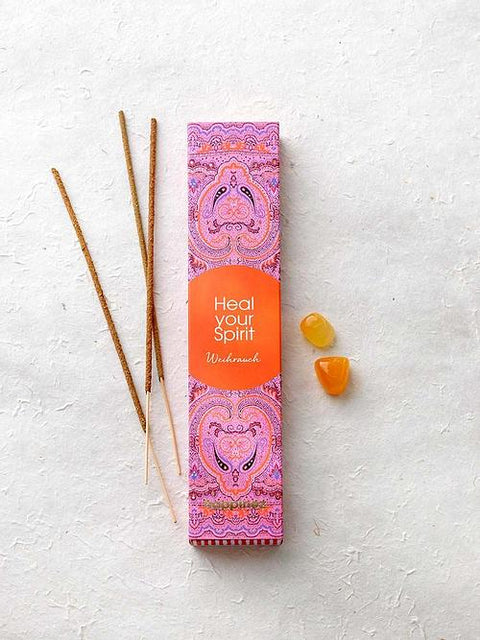 Räucherstäbchen-Packung "Heal your Spirit" mit zwei Kristallen auf hellem Hintergrund.