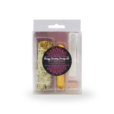 Energy Cleansing Smudge Kit mit Rosenquarz im transparenten Verpackung, inklusive White Sage, Palo Santo und Selenit.
