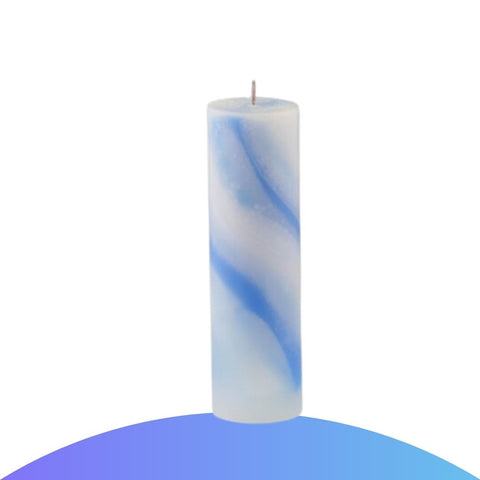 BLUMENKERZE 24 CM in blau-weißer Farbgestaltung, perfekte Dekoration für romantische Anlässe.