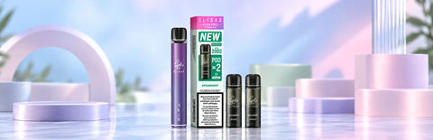 Violettes ELFA-Gerät mit Spearmint-Pod-Packung und zwei Pods vor pastellfarbenem Hintergrund.