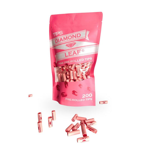 Diamond Leaf - Pink Pre-Rolled Tips In Bag verpackt in pinkem Beutel mit 200 vorbereiteten Filtertips.
