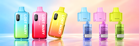 Drei Lost Mary LUX 7000 Geräte und drei Refill Pods in zwei Reihen vor einem pastellfarbenen Hintergrund.
