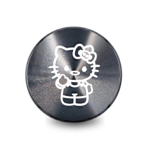 Hello Kitty Aluminium Grinder Black 50mm mit verspieltem Design und scharfen Rotorklingen auf schwarzem Hintergrund.