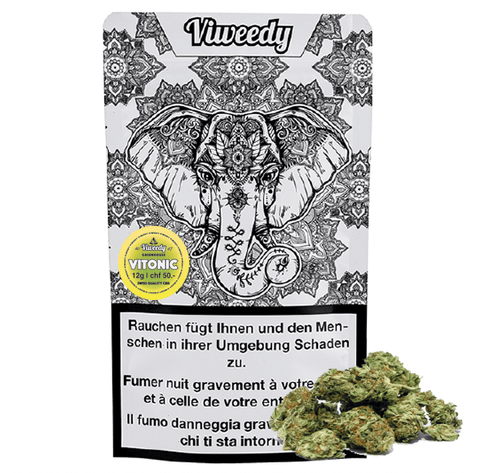Vitonic CBD Blüten im stilvollen Verpackungsdesign mit Elefant, daneben frische Blüten aus der Glashausproduktion.