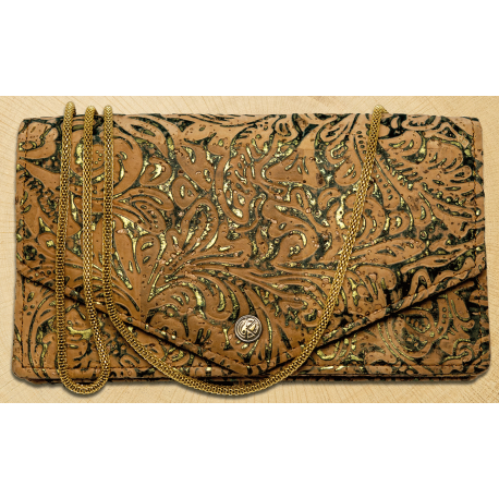 Kavatza - Mary Jane Clutch Handtasche Atlantia Kork goldene Kette auf floralem Relief-Kork Hintergrund
