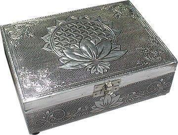 CBD & Räucherwerk Online Shop Schweiz | Lotus & Blume des Lebens Box aus Weißmetall
findest du im Viweedy Store in Basel