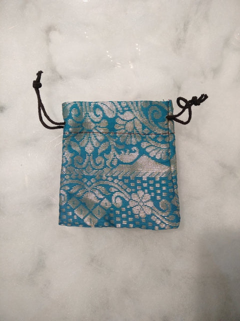 CBD & Räucherwerk Online Shop Schweiz | Seidenbeutel aus Indien
 findest du im Viweedy Store in Basel