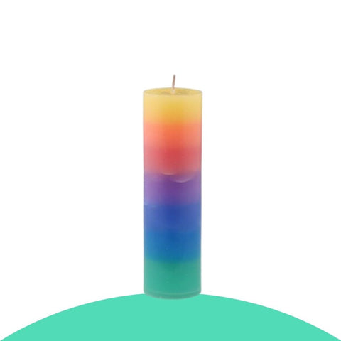 BLUMENKERZE 24 CM in bunten Regenbogenfarben mit stilvollem Design für dekorative Beleuchtung.