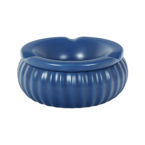 Blauer Windaschenbecher in fröhlichem Design, ideal für Balkon und Garten, bringt Sommerfeeling.