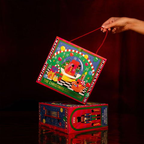 Clipper Adventskalender 2025 - The Christmas Countdown, bunte Adventskalenderbox wird hochgehoben.