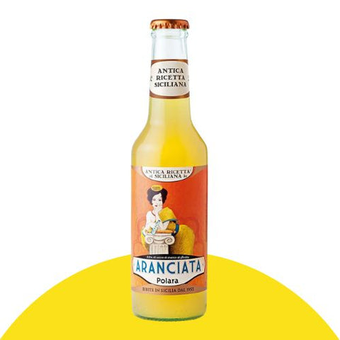 Flasche Aranciata Polara Antica Ricetta Siciliana, erfrischende Limonade mit 22% Orangensaft, traditionell aus Sizilien.