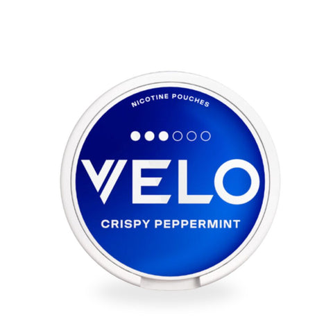Velo Snus - Alle Sorten, Verpackung von VELO Crispy Peppermint Nikotinbeuteln mit blauer Etikettierung.
