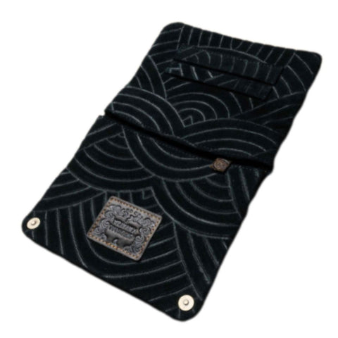 Kavatza - Tabaktasche TP27 Black Rainbow, stilvolle Tabaktasche aus Wildleder mit elegantem Design und praktischer Funktionalität.