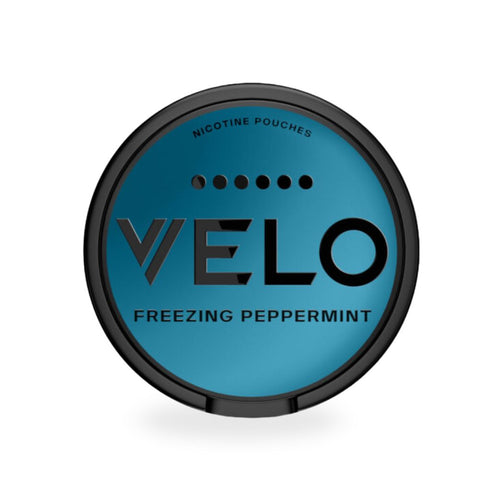 Velo Snus - Alle Sorten: Dose mit VELO Freezing Peppermint Nikotinbeuteln auf frischem blauen Hintergrund.