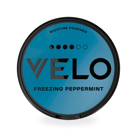 Velo Snus - Alle Sorten, Dose mit freezing peppermint Nikotinbeuteln auf blauem Hintergrund.