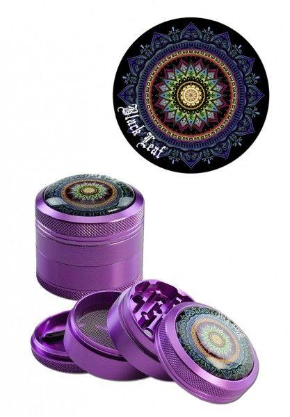 CBD & Räucherwerk Online Shop Schweiz | Black Leaf Alugrinder Mandala aubergine, 4-tlg.
 findest du im Viweedy Store in Basel