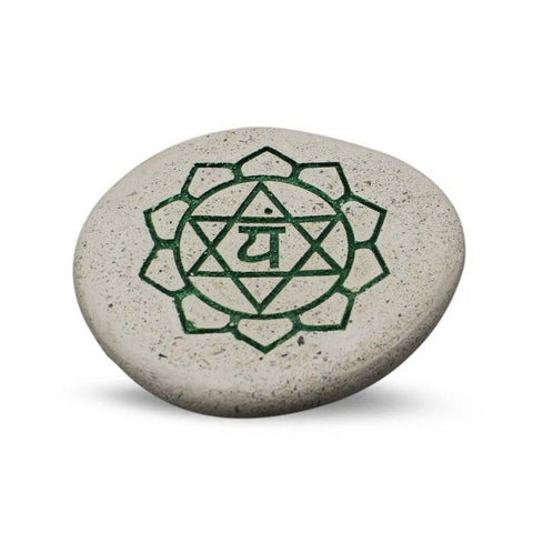 CBD & Räucherwerk Online Shop Schweiz | Pebble - Gravierter Fluss Stein 4. Chakra Grün
 findest du im Viweedy Store in Basel