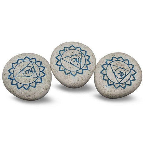 CBD & Räucherwerk Online Shop Schweiz | Pebble - Gravierter Fluss Stein 5. Chakra hellblau
 findest du im Viweedy Store in Basel
