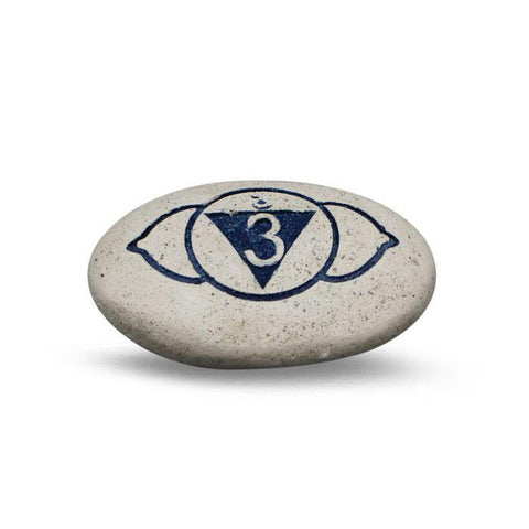 CBD & Räucherwerk Online Shop Schweiz | Pebble - Gravierter Fluss Stein 6. Chakra Blau
 findest du im Viweedy Store in Basel
